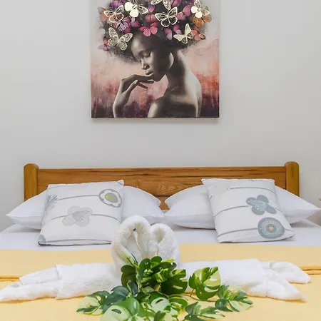 Robyn On The Apartman